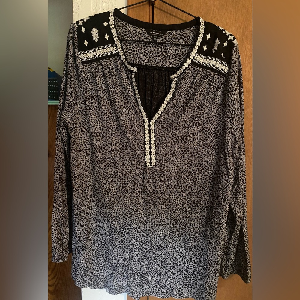 Lucky Brand 21”PTP Sz: 1X Top Boho Peasant Black White Embroidered Flowy Hi Lo